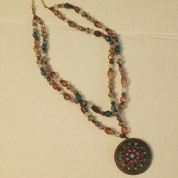Beautiful beaded necklace with round medallion - Picture 5 of 7